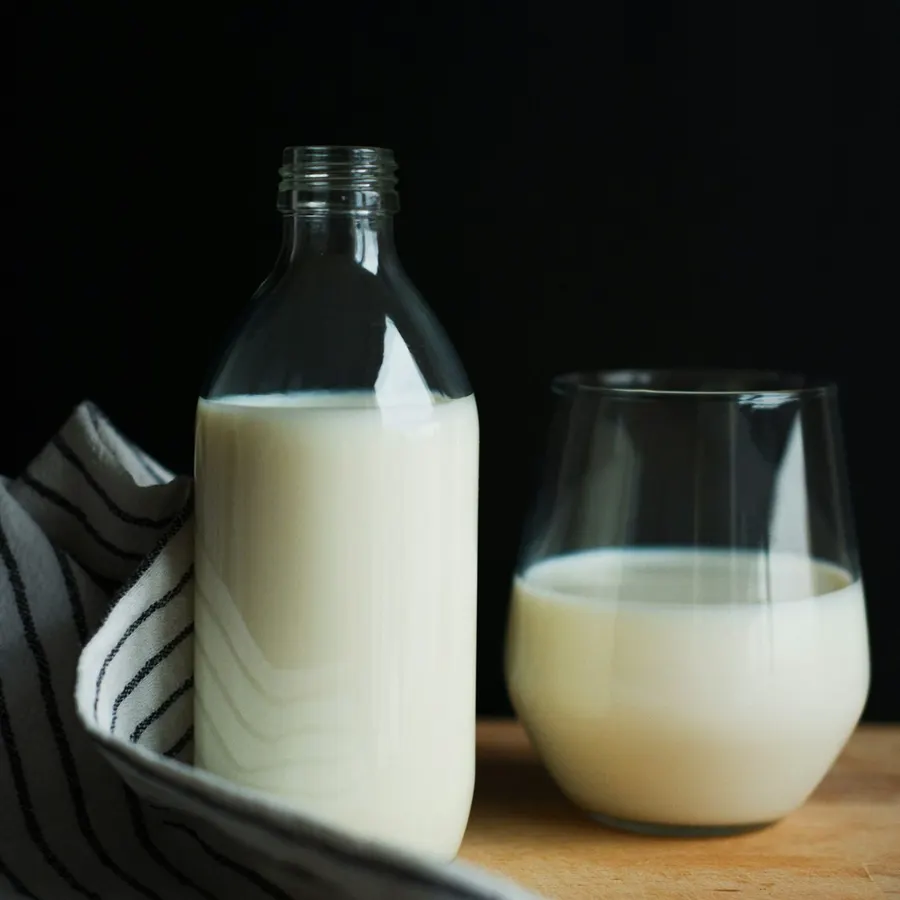 Whole milk (1 litre glass)